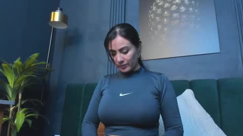 Scarlet Edwars online show from 11.11.25