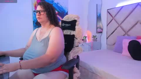 Snapshot of scarlett_moo chatting on 06.25.26 vanessa online show from 06.25.26