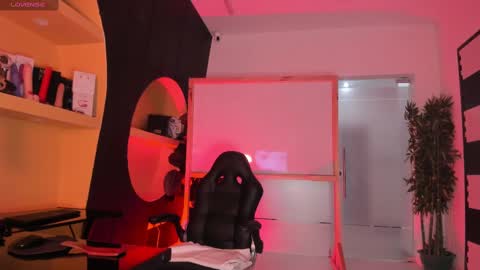 Snapshot of scarletthott1 chatting on 09.26.25 Scarlett Hot online show from 09.26.25