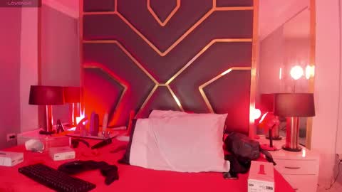 Snapshot of scarletthott1 chatting on 10.01.25 Scarlett Hot online show from 10.01.25