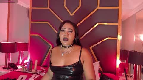 Snapshot of scarletthott1 chatting on 11.08.25 Scarlett Hot online show from 11.08.25