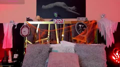 Snapshot of scarlettorres chatting on 10.29.25 scarlettorres online show from 10.29.25