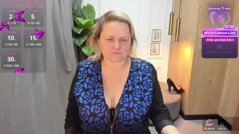 Snapshot of scarlettsoft chatting on 12.14.25 Scarlett online show from 12.14.25