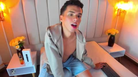 Snapshot of seantroyy chatting on 11.06.25 Sean online show from 11.06.25