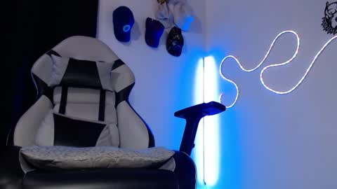 Snapshot of sebastian_025 chatting on 10.12.25 Sebastian online show from 10.12.25