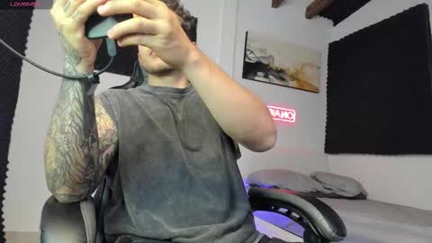 Snapshot of sebastianortizm chatting on 11.06.25 Lucian Sinclair online show from 11.06.25