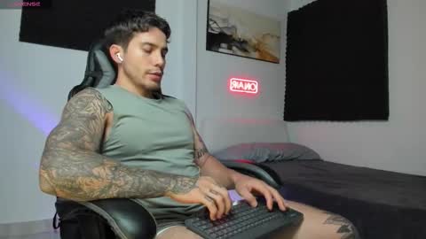 Snapshot of sebastianortizm chatting on 11.15.25 Lucian Sinclair online show from 11.15.25