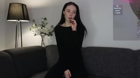 Snapshot of seduced_by_sara chatting on 01.11.25 Sara online show from 01.11.25