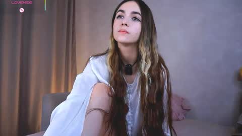 Snapshot of seeeyoubaby chatting on 10.11.25 Slavia online show from 10.11.25