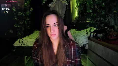 Snapshot of selby_paine chatting on 10.31.25 Selby online show from 10.31.25