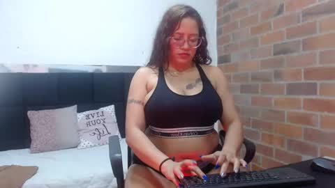 Snapshot of selena_tits_ chatting on 10.10.25 Selena online show from 10.10.25