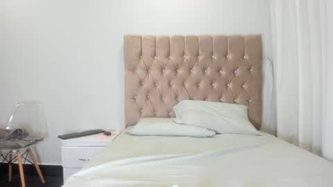 Snapshot of selenemakris chatting on 09.29.25 Selene online show from 09.29.25