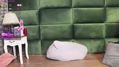 Snapshot of selensummer chatting on 10.12.25 Selen online show from 10.12.25