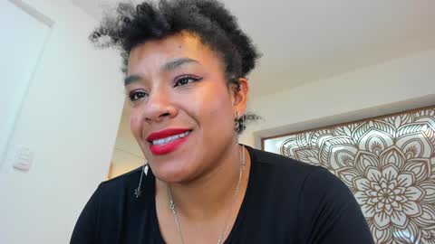 Snapshot of selket_ chatting on 01.06.25 Selket online show from 01.06.25