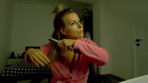 Snapshot of sellena_angel chatting on 04.25.26 sellena_angel online show from 04.25.26