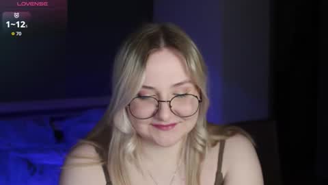 Snapshot of sensual_girrrl chatting on 04.17.26 Ilona online show from 04.17.26