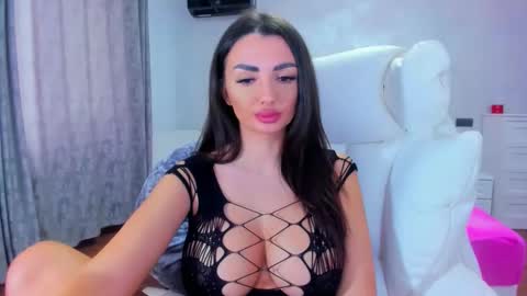 Snapshot of sensualreyna chatting on 03.28.26 EllaRossa online show from 03.28.26