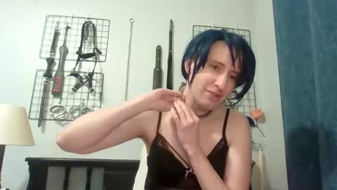 Servile Sarah online show from 04.07.26