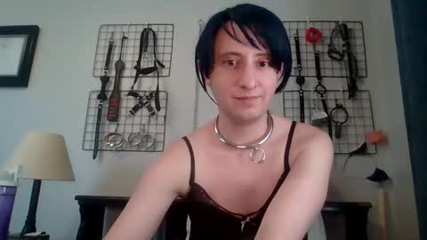 Servile Sarah online show from 04.21.26