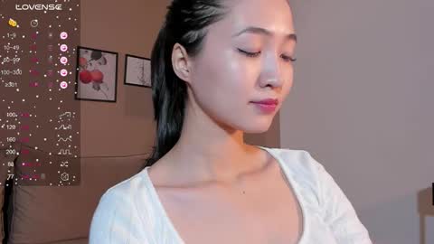 Snapshot of seulbi chatting on 10.21.25 Sana online show from 10.21.25