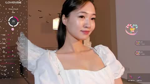 Snapshot of seulbi chatting on 10.31.25 Sana online show from 10.31.25