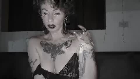 Snapshot of sexnchocolate chatting on 01.10.25 Trixy Rose online show from 01.10.25