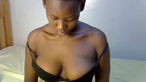 Snapshot of sexxyvee224 chatting on 10.18.25 sexxyvee224 online show from 10.18.25