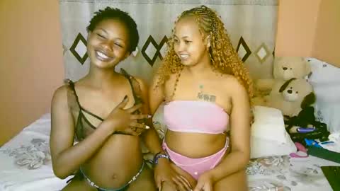 Snapshot of sexy_bluegirl chatting on 10.07.25 sexy_bluegirl online show from 10.07.25