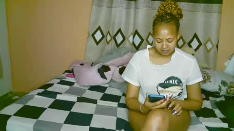 Snapshot of sexy_bluegirl chatting on 10.24.25 sexy_bluegirl online show from 10.24.25