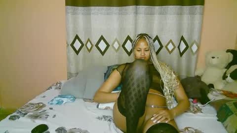 Snapshot of sexy_bluegirl chatting on 11.10.25 sexy_bluegirl online show from 11.10.25