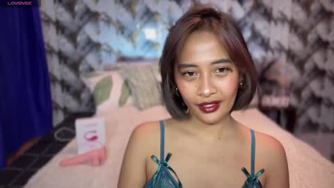 Snapshot of sexy_charlotte143 chatting on 10.05.25 Charlotte online show from 10.05.25