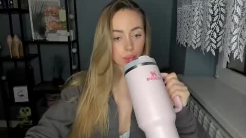 C o r a l i e online show from 01.05.25