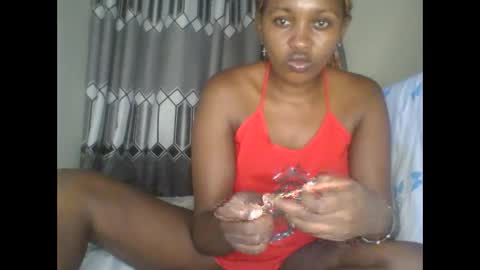 Snapshot of sexy_ebony_bliss chatting on 01.04.25 adasa online show from 01.04.25