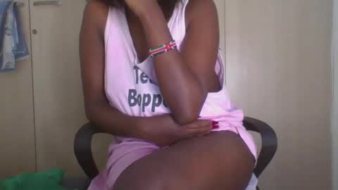 Snapshot of sexy_ebony_bliss chatting on 01.25.25 adasa online show from 01.25.25