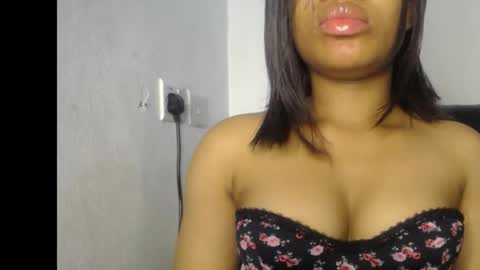 Snapshot of sexy_goddess_pet chatting on 05.26.26 Ella online show from 05.26.26