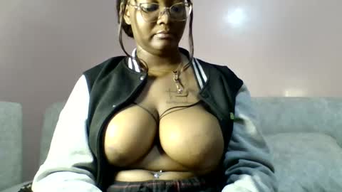 Snapshot of sexy_helle chatting on 06.15.26 sexy_helle online show from 06.15.26