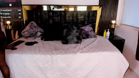 Snapshot of sexy_hot_milf_ chatting on 04.25.26 Dafne online show from 04.25.26