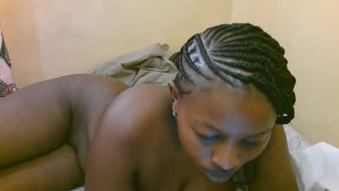 Snapshot of sexy_latasha chatting on 09.30.25 sexy_latasha online show from 09.30.25