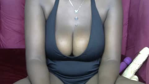 Snapshot of sexy_luna_22 chatting on 10.25.25 Luna online show from 10.25.25