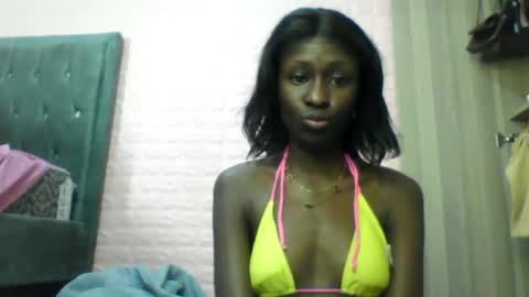Snapshot of sexy_lyn852 chatting on 10.27.25 sexy_lyn852 online show from 10.27.25