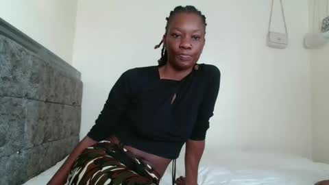 Snapshot of sexy_malyn chatting on 11.21.25 Shasha Money online show from 11.21.25