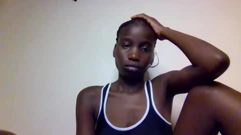 Snapshot of sexy_petittie chatting on 10.13.25 sexy_petittie online show from 10.13.25