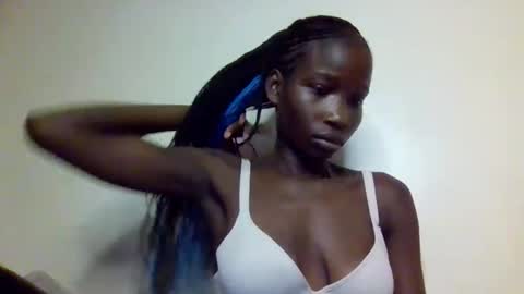 Snapshot of sexy_petittie chatting on 10.15.25 sexy_petittie online show from 10.15.25