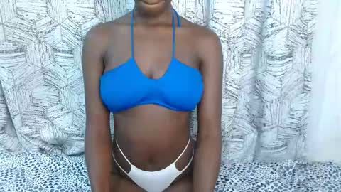 Snapshot of sexy_red17 chatting on 10.28.25 sexy online show from 10.28.25