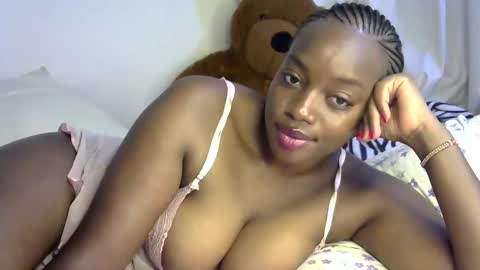 Snapshot of sexy_siera chatting on 12.02.24 laura online show from 12.02.24