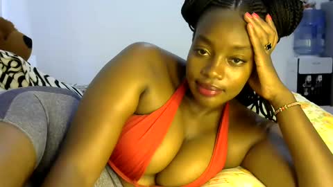 Snapshot of sexy_siera chatting on 02.13.25 laura online show from 02.13.25