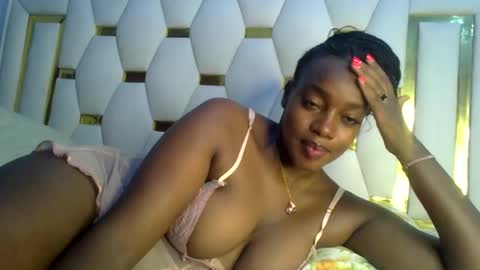 Snapshot of sexy_siera chatting on 02.24.25 laura online show from 02.24.25