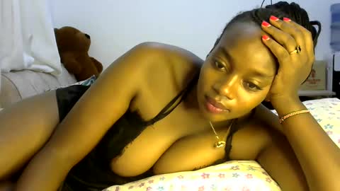 Snapshot of sexy_siera chatting on 02.25.25 laura online show from 02.25.25