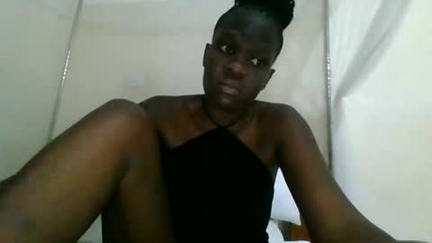Snapshot of sexybeb25 chatting on 05.20.26 yvonne online show from 05.20.26