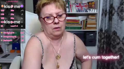 Snapshot of sexylynette4u chatting on 01.27.25 sexylynette4u online show from 01.27.25